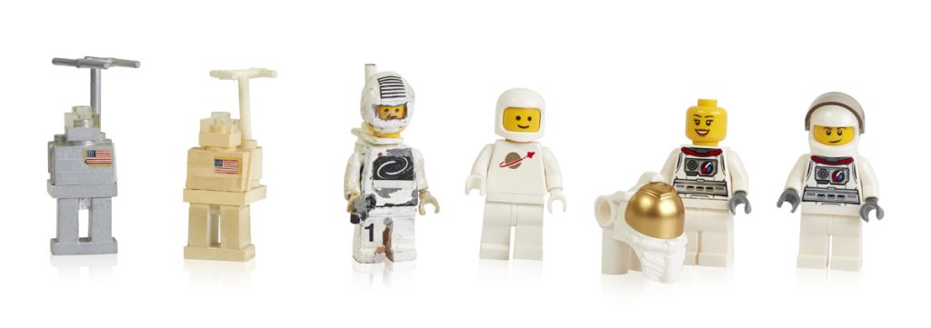 Early prototypes first and more recent space minifigures e1535501036890