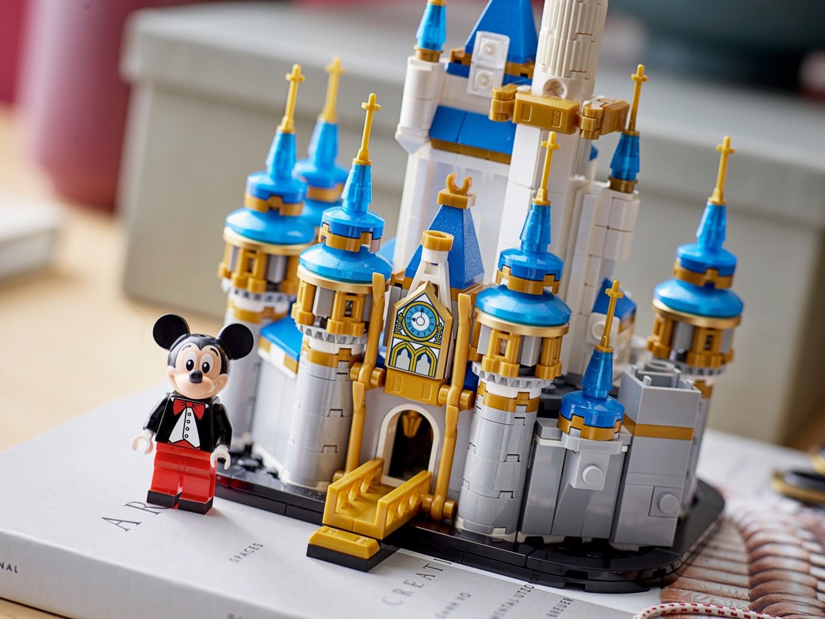 LEGO Shop@Home Puts Up Listings for Santa’s Sleigh (40499) and Mini Disney Castle (40478)